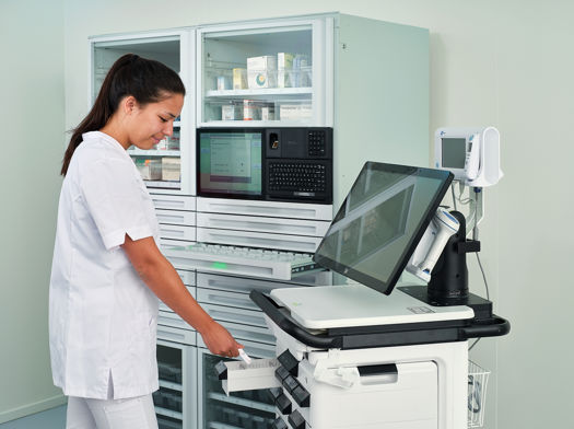 A nurse putting meds in the AMiS PRO Smart Cart